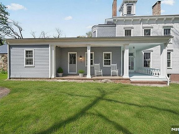 2nd image of 142 Island Rd