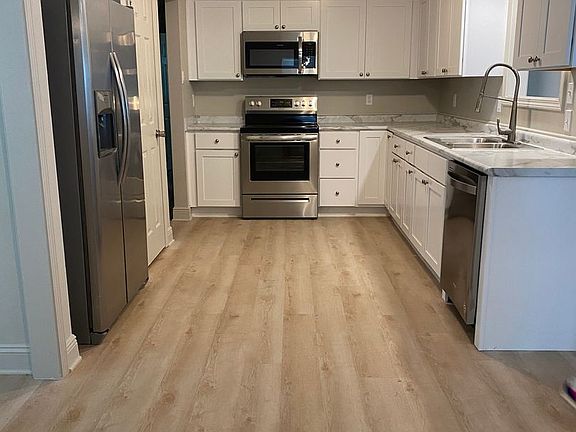 3rd image of 206 Woodland Cir