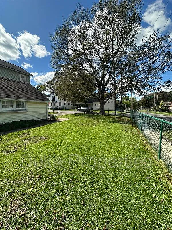 2 bed, 1.0 bath, 906 sqft, $1,495 — Photo 2