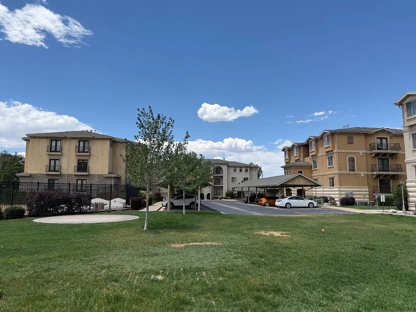 Beautiful condo with amazing amenities and a fabulous kitchen — Photo 1