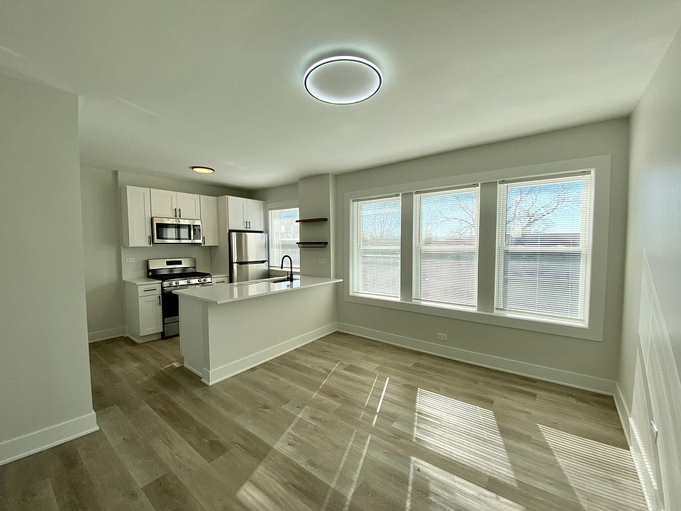 1st image of 1645 W Cornelia Ave #3