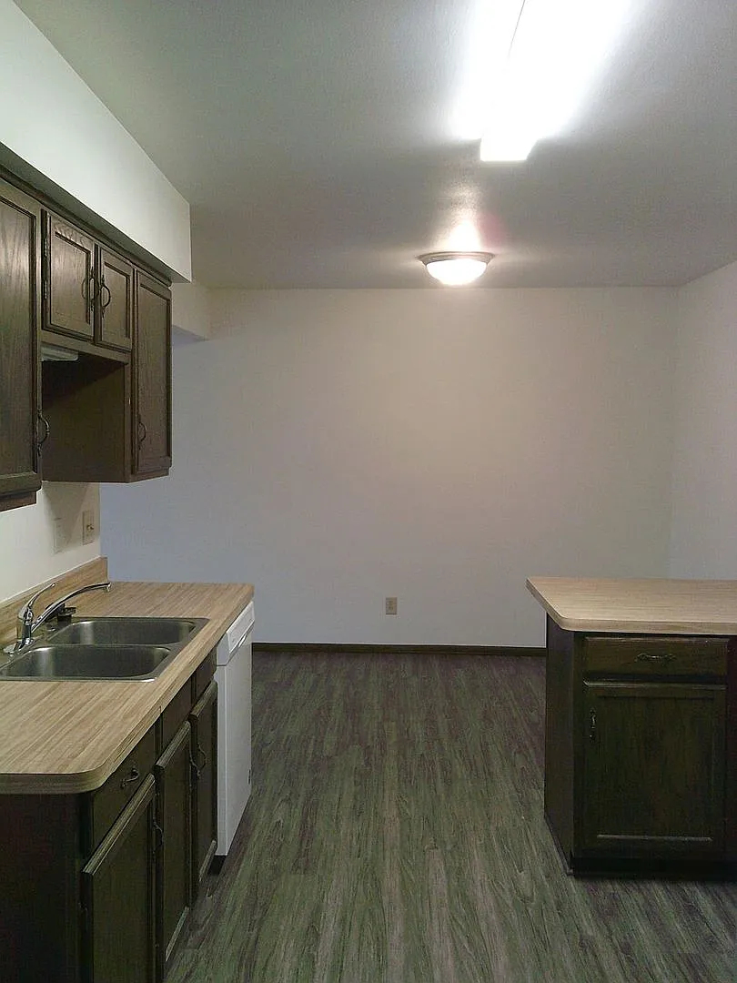 2 Bedroom, 1.5 Bath Townhouse in Cedarburg Attached Garage & Private Entrance — Photo 3