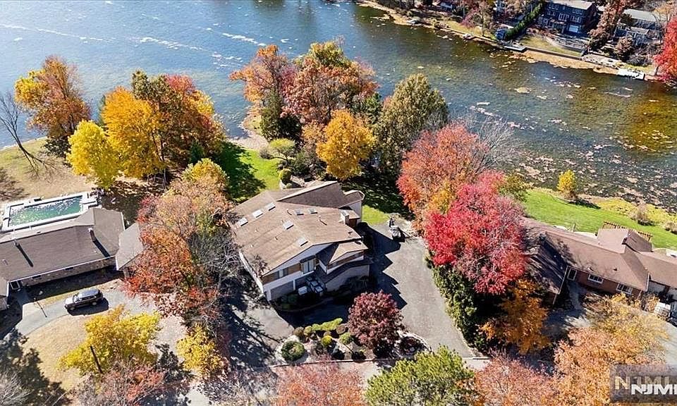 1st image of 115 Lake Dr E