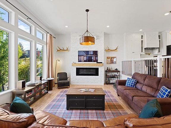 3rd image of 5328 N Del Rey Dr