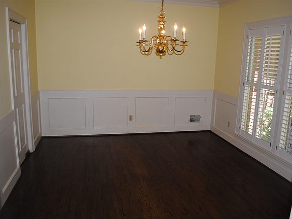 3rd image of 721 Poinsettia St
