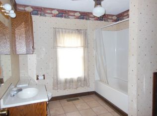1418 Kenley Ln, Clay City, IL