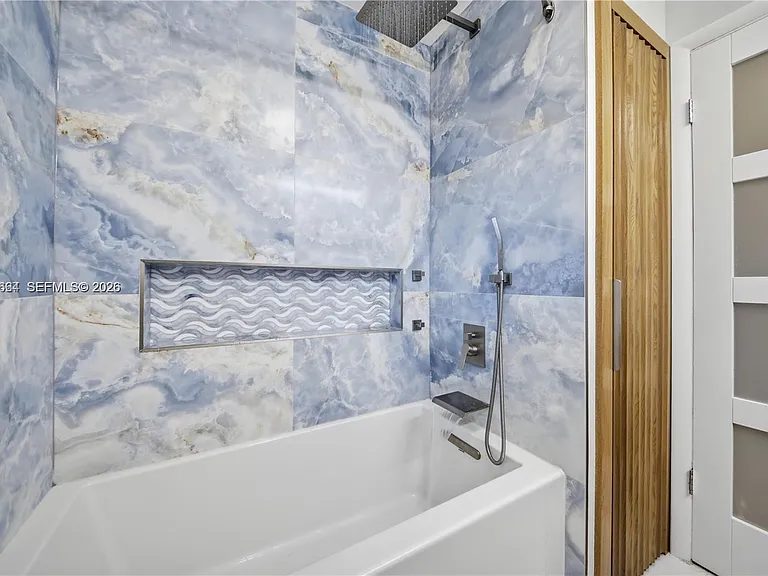 2202 N 42nd Ave — Photo 10