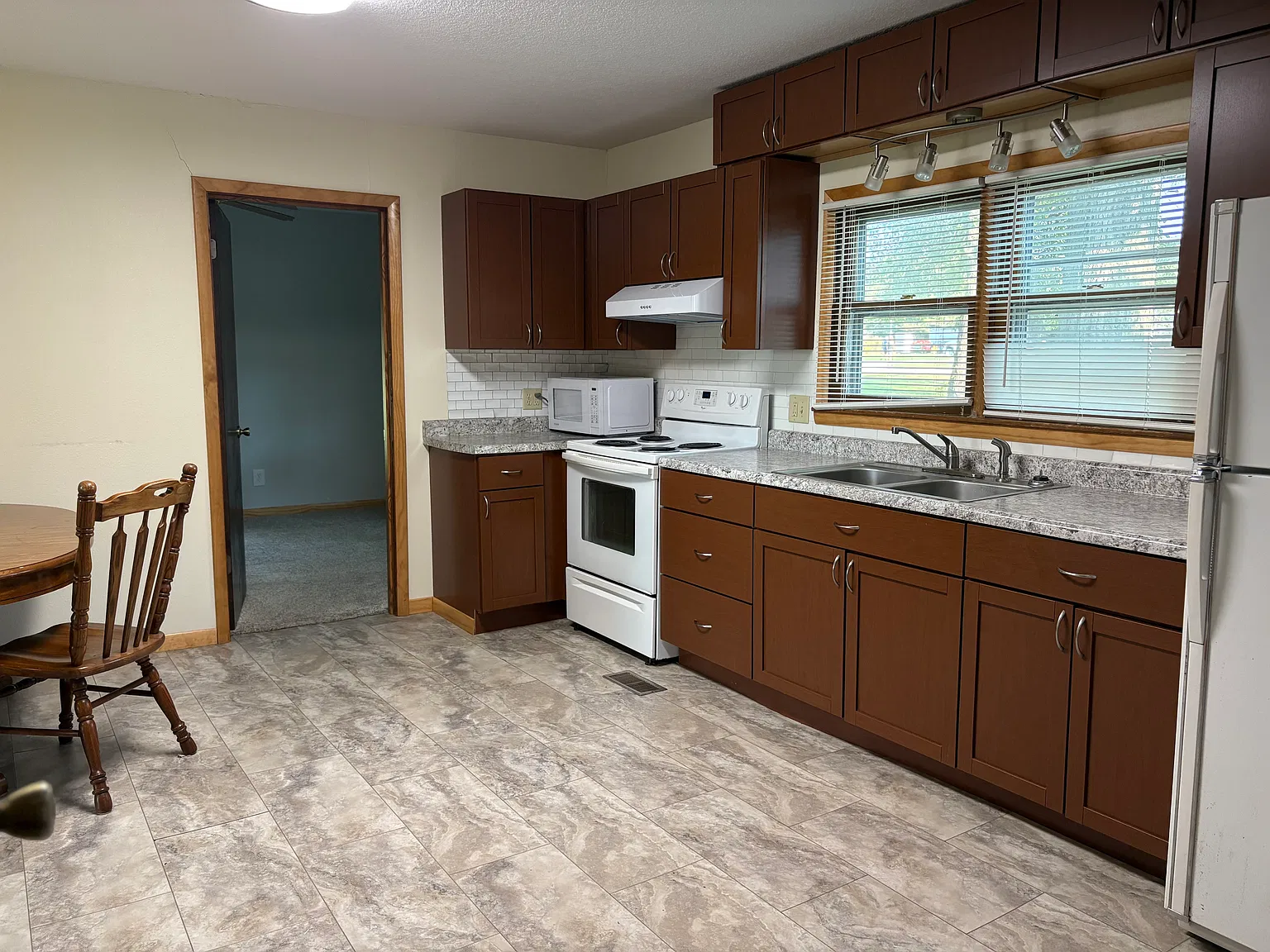 1 bed, 820 sqft, $750 — Photo 2