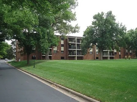 4 Pine Tree Dr #221 — Photo 5