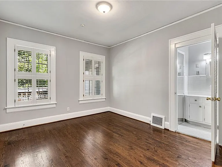 666 Yorkshire Rd NE — Photo 20