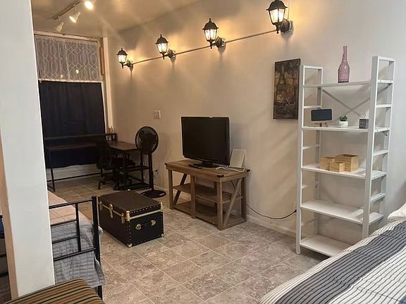 3rd image of 2611 W Peterson Ave #1L