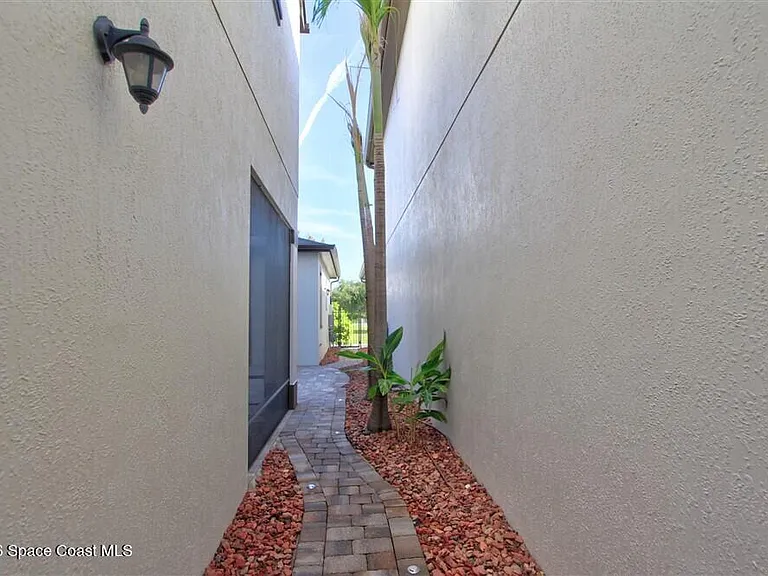 8810 Napolo Dr — Photo 40
