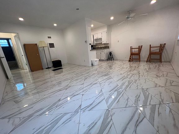3rd image of 829 N San Vicente Blvd APT 11