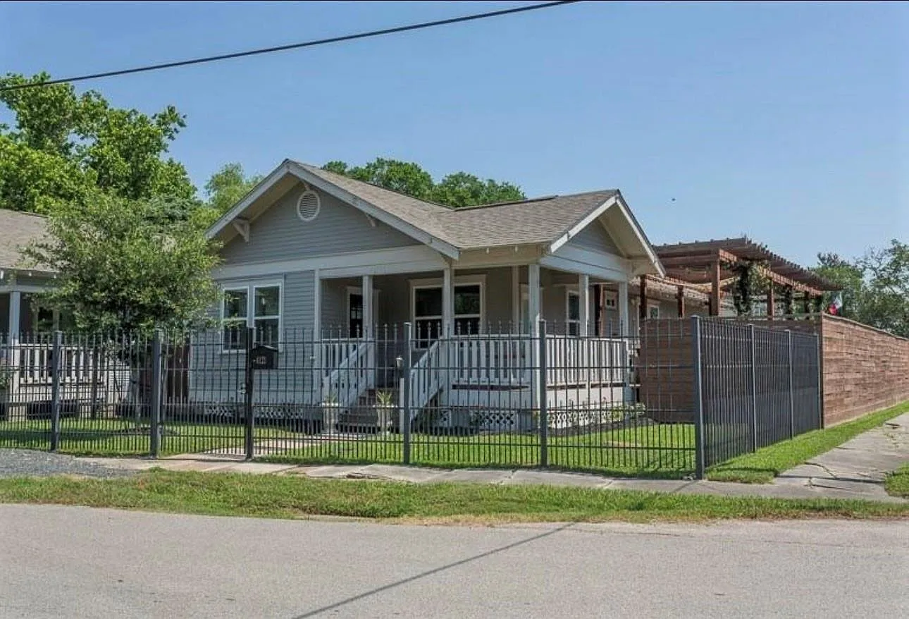 3 bed, 2.0 bath, 1267 sqft, $2,400 — Photo 1