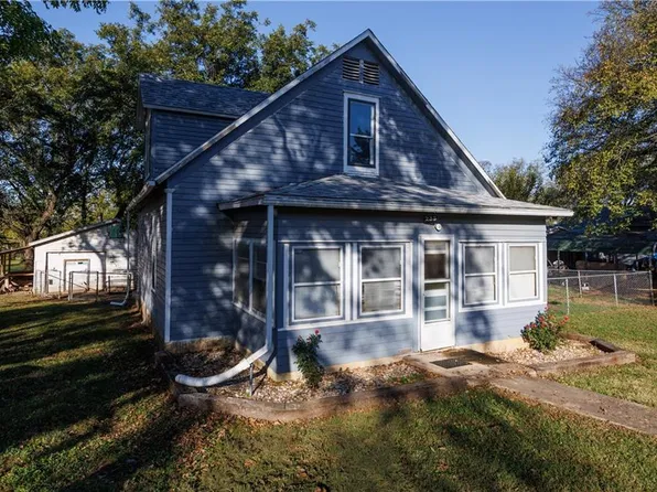 233 S 4th St, Fredonia, KS 66736