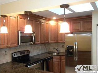 32 Manchester Ct, Red Bank, NJ 07701