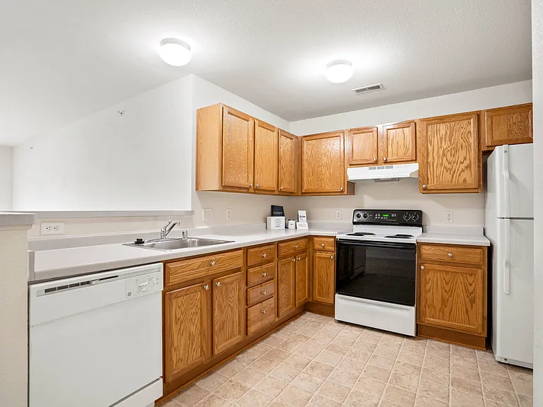 Towne Lakes Apartments — Photo 2
