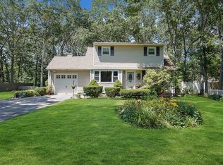 31 Sunset Dr, Shirley, NY 11967