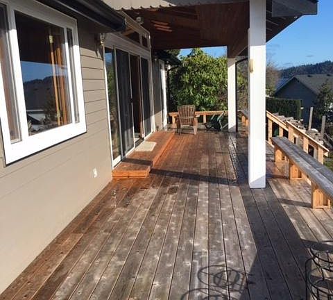 deck has been power washed since this photo. Seating around exterior of deck and clothes line.