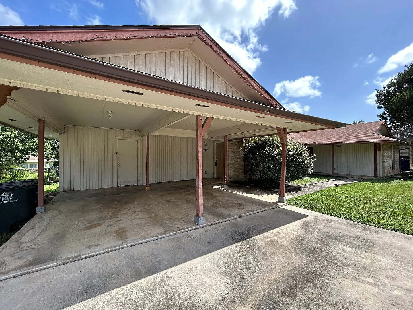 2/1 Duplex on "The Hill" above Landa Park! / No Carpet / Fenced in Backyard/ NBISD — Photo 3