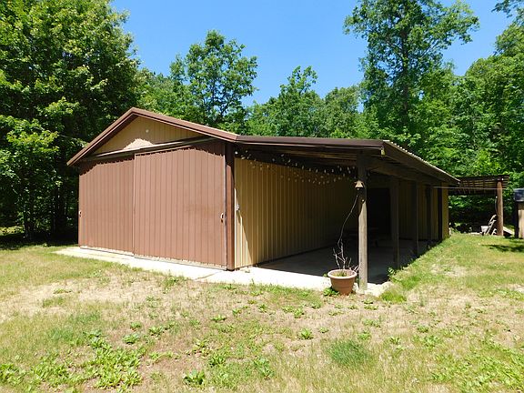 3rd image of 647 Hart Rd
