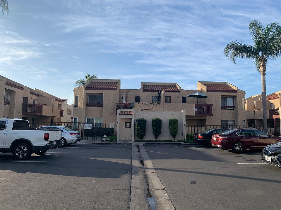 Entrance to association. Enter with key or gate code.