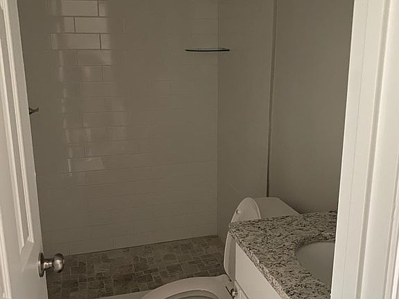 4th image of 919 Carr St