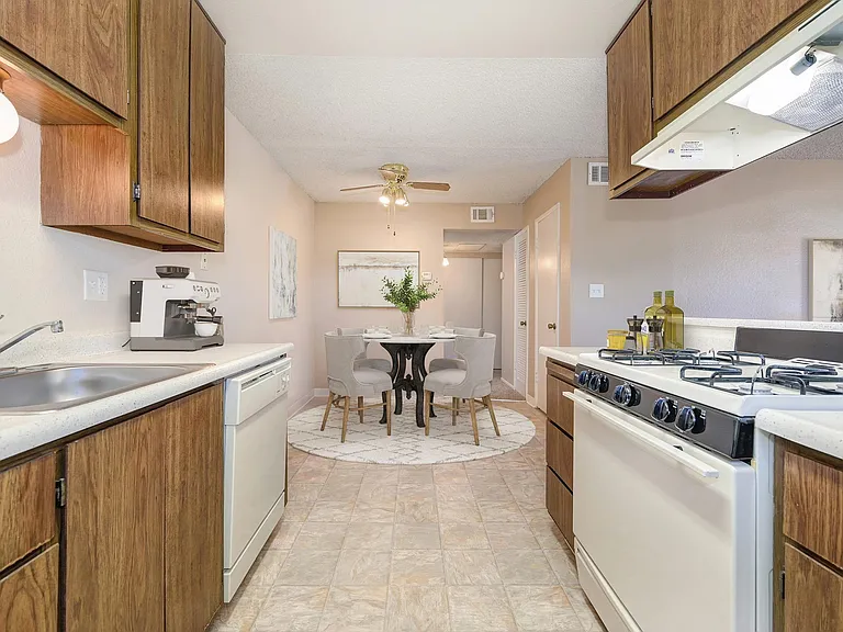 Brentwood Village Apartments — Photo 10