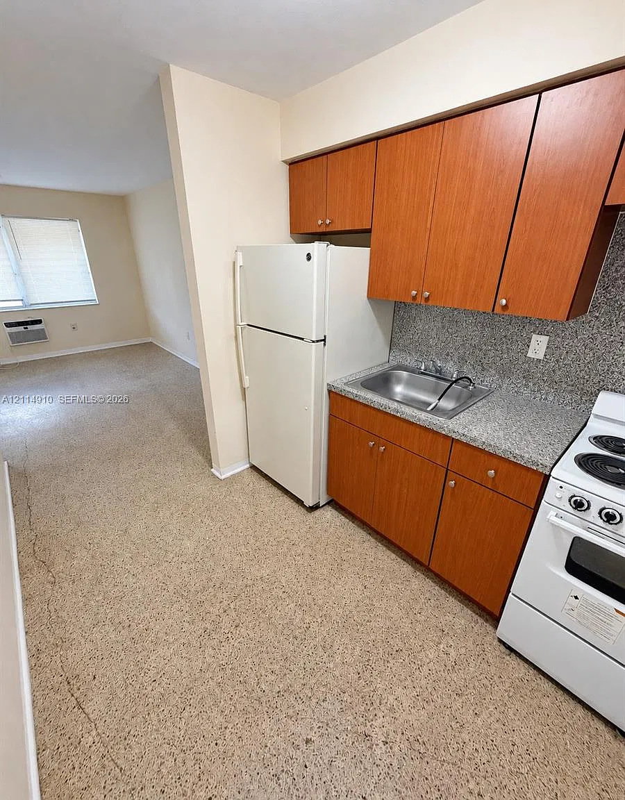 Biscayne Heights — Photo 1