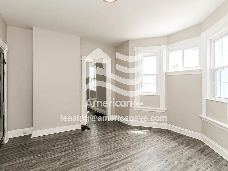 1114153_003_living_room_3.jpg
