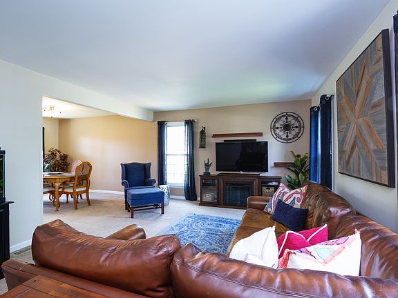 4th image of 425 Manor Hill Ln
