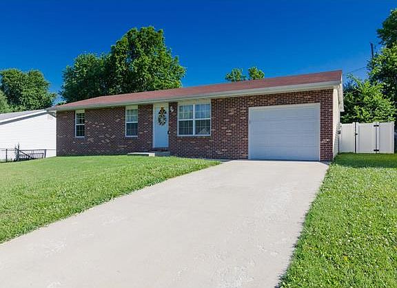 4th image of 1046 Hillcrest Dr