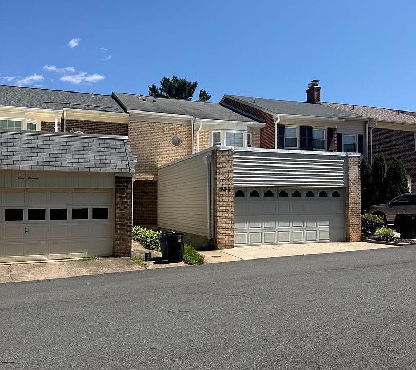 1st image of 909 Moorefield Hill Grv SW