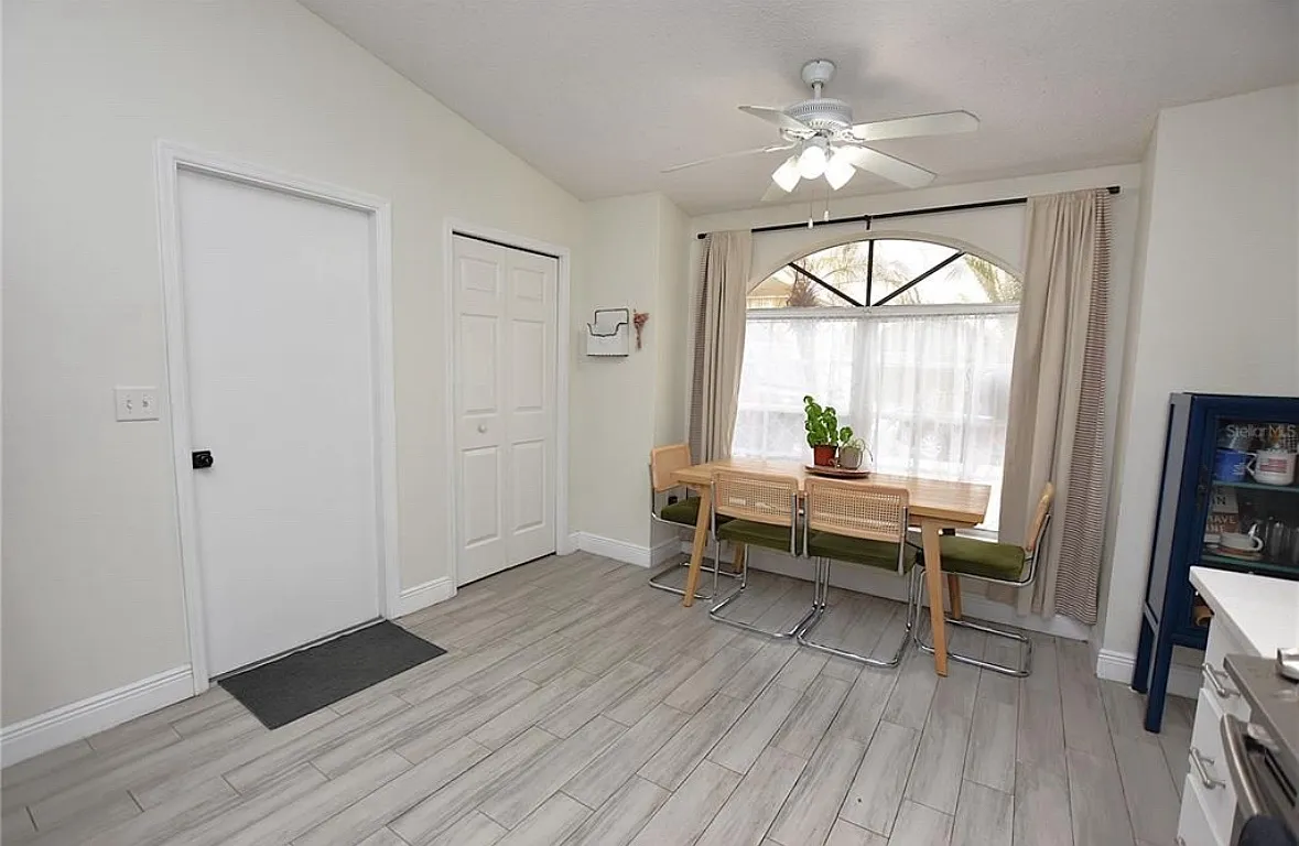 3 bed, 1195 sqft, $2,400 — Photo 4