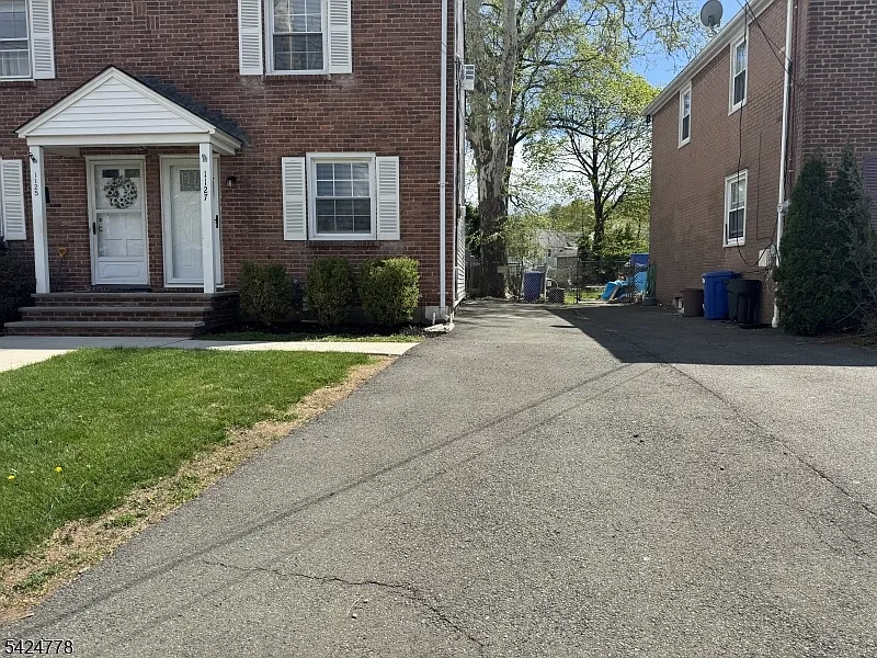 2 bed, 1.0 bath, $2,650 — Photo 2