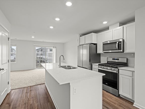5th image of 318 Basin Ct