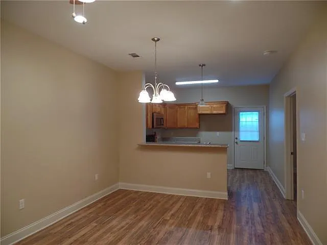 3 bed, 2.0 bath, 1028 sqft, $1,525 — Photo 3