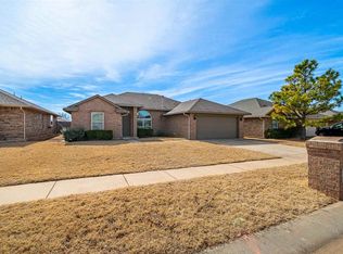 608 SW 44th St, Moore, OK 73160