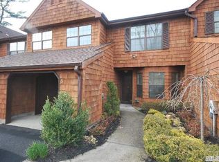 5 Sutton Pl, Islip, NY 11751