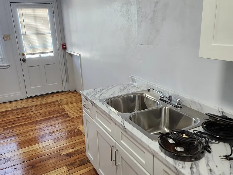 545-547 W Maple St #5 — Photo 8