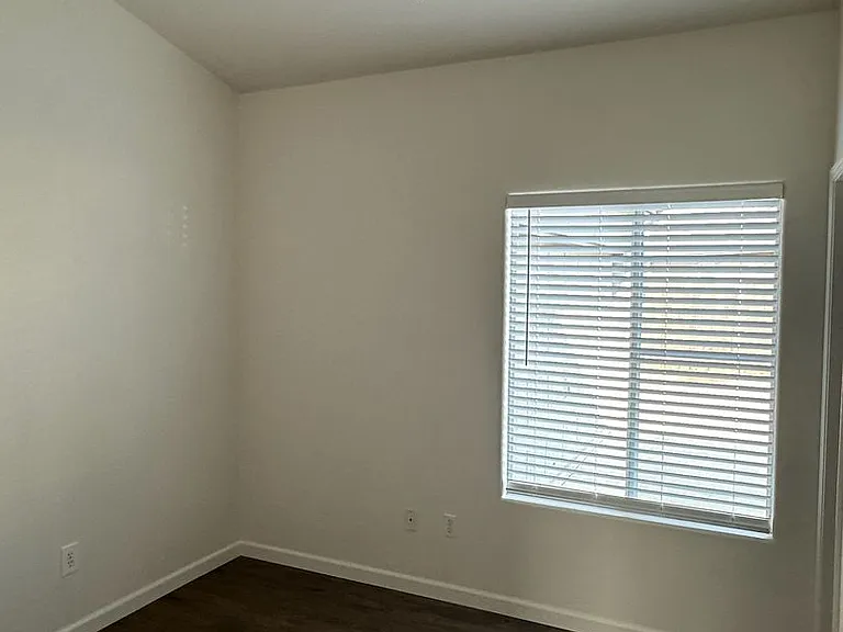 1404 Bradley Ct — Photo 15