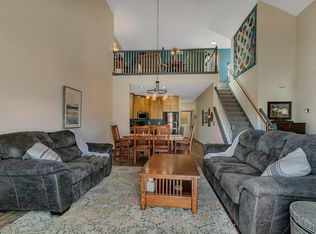461 Hickory Ln N, Oakdale, MN 55128