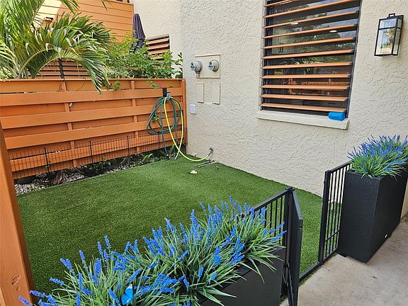 4th image of 153 Wild Palm Dr #1610