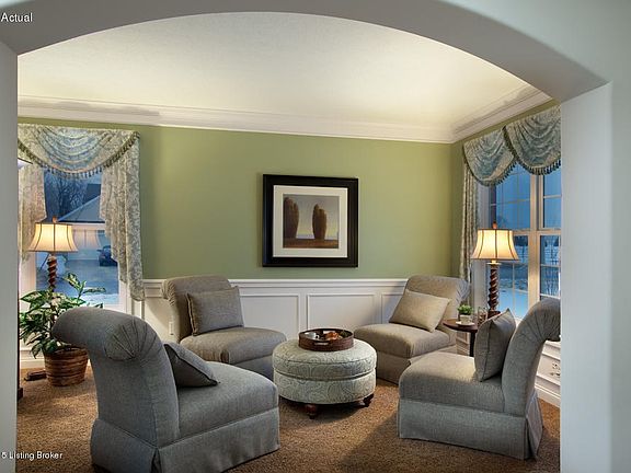 Flex room with crown molding