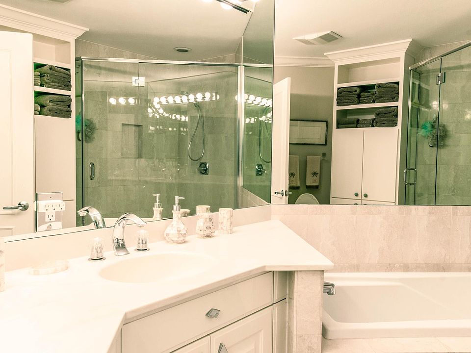 Master Bath w/ Dual Sinks, Jacuzzi tub & Large Marble Shower