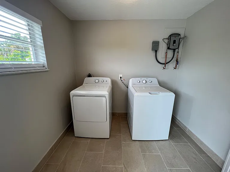 1887 Breezy Ln — Photo 5