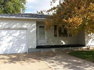 669 Edlawn St, Wood River, IL 62095