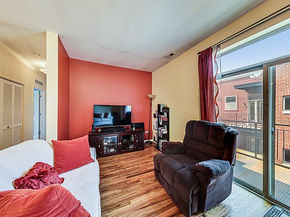 4th image of 325 E 25th Pl #3W