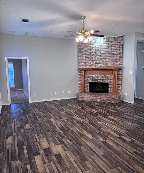 1300 Rosewood Ln — Photo 4