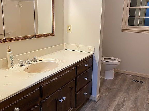 Lg vanity, wide drawers